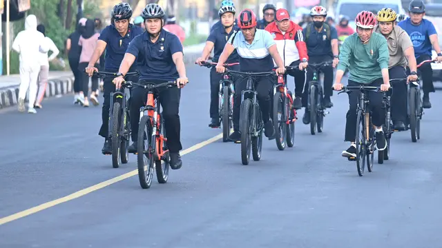 Presiden Joko Widodo atau Jokowi olahraga pagi dengan bersepeda di Kota Mataram, Provinsi Nusa Tenggara Barat (NTB), Rabu (1/5/2024).