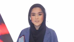 Ini gaya boyish Sivia Azizah saat mulai mengenakan hijab. Tampak anggun dan cantik, bukan? (Kapanlagi.com/ Nurwahyunan)