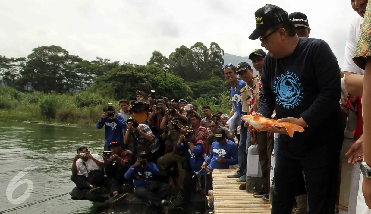 Menteri Koperasi dan UKM Anak Agung Gede Ngurah Puspayoga menebar bibit ikan saat menghadiri HUT-3 Jurnalis Joran Indonesia (Jojoners) yang mengusung Tema 'Tri Hita Karana', Bali, Jumat (27/1). (Liputan6.com/Angga Yuniar)