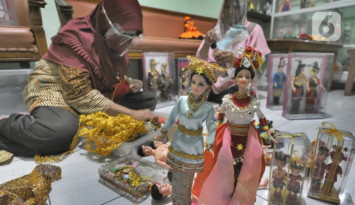 Ibu rumah tangga menyelesaikan pembuatan boneka adat Indonesia di Ammie Dolls, Kawasan Depok, Kamis (13/08/2020). UMKM binaan Pertamina ini sebelum masa pandemi mampu menghasilkan 200 pasang boneka tiap bulannya dengan harga antara 135 ribu hingga Rp 200 ribu per pasang. (merdeka.com/Arie Basuki)