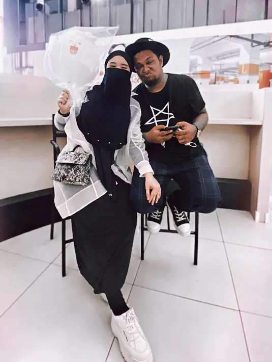 Virgoun dan istri (Sumber: Instagram/virgoun_)