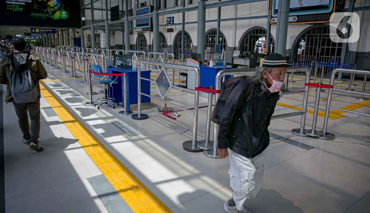 Sejumlah calon penumpang berada di Stasiun Pasar Senen di Jakarta, Senin (22/2/2021). PT KAI Daop 1 Jakarta membatalkan perjalanan Kereta Api Jarak Jauh pada keberangkatan Stasiun Gambir sebanyak delapan kereta api. (Liputan6.com/Faizal Fanani)