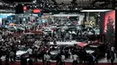 Suasana panggung mini Mercedes-Benz saat memperkenalkan AMG CLE 53 Cabriolet (merah) dalam ajang Gaikindo Indonesia International Auto Show (GIIAS) ke-32 di Indonesia Convention Exhibition (ICE), Tangerang, Banten, 23 Juli 2025. (Yasuyoshi CHIBA/AFP)