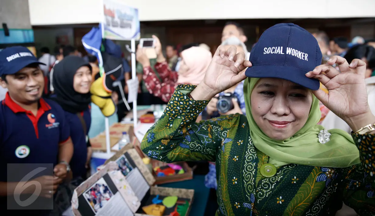 Mensos Khofifah mencoba topi karya pekerja sosial usai Seminar Internasional memperingati Hari Pekerja Sosial di Jakarta, Selasa (16/3/2016). (Liputan6.com/Faizal Fanani)
