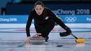 Atlet Curling Rusia Anastasia Bryzgalova saat bertanding dalam Olimpiade Musim Dingin 2018 di Gangneung, Korea Selatan (12/2). (AFP Photo / Wang Zhao)