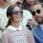 Pippa Middleton bersama adiknya, James Middleton, menyaksikan hari ketiga kejuaraan tenis Grand Slam Wimbledon 2017 di London, Rabu (5/7). Adik Kate Middleton itu menebar pesonanya dalam balutan dress pink berbahan menerawang.  (AP Photo/Tim Ireland)