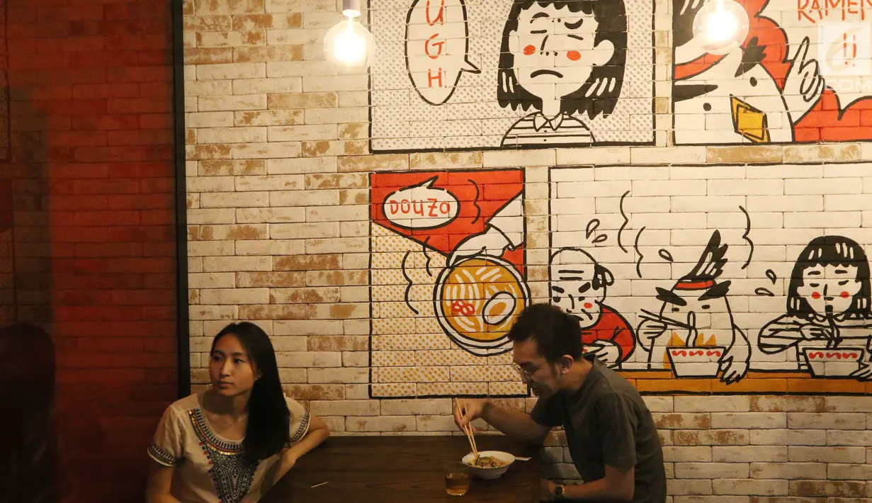 Pengunjung sedang menikmati makanan khas Jepang di rumah makan Yoisho Ramen, Jakarta Selatan. Rumah makan yang berada di kawasan Gunawarman ini menyajikan menu ramen otentik. (Liputan6.com/Fery Pradolo)
