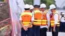 Presiden Joko Widodo beserta pejabat terkait berbincang saat meninjau kemajuan pembangunan Kereta Bandara Soekarno Hatta, Tangerang, Banten, (14/12). Kereta ini rencananya kan di operasikan pada 2017. (Laly Rachev/ Setpres)