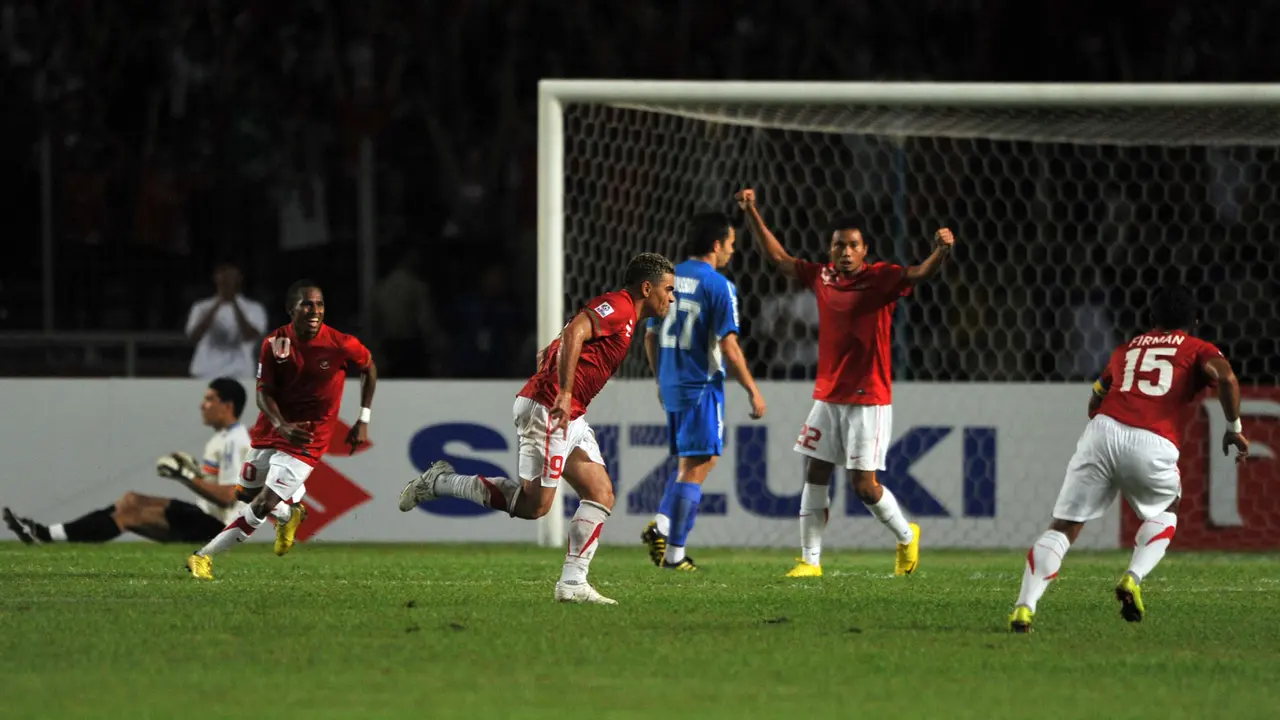 Gol Cristian Gonzales ke gawang Filipina pada laga leg kedua semifinal Piala AFF 2010