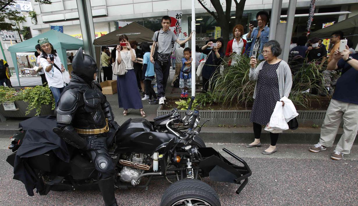 Aksi pria berkostum Batman tersebut menyita perhatian masyarakat kota Chiba di Jepang, (31/8/14). (REUTERS/Yuya Shino)