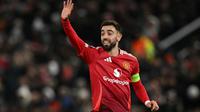 Gelandang Manchester United asal Portugal #08, Bruno Fernandes, memberi isyarat selama pertandingan Fase&nbsp;Europa League&nbsp;UEFA antara Manchester United dan Bodoe/Glimt di stadion Old Trafford di Manchester, Inggris barat laut, Jumat dini hari WIB (29/11/2024). (Oli SCARFF/AFP)