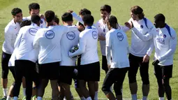 Pertandingan atau leg pertama kedua tim tersebut akan berlangsung di Parc des Princes, Prancis, pada Kamis (9/4/2026) dini hari WIB. Tampak dalam foto, para pemain Paris Saint-Germain menghadiri sesi latihan di Campus Paris Saint-Germain, Poissy, pinggiran barat Paris pada Selasa 7 April 2026. (FRANCK FIFE/AFP)
