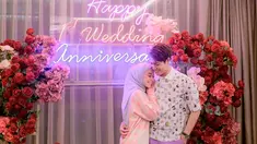 Ini adalah unggahan terbaru Lesty Kejora di hari anniversary pernikahannya dengan Rizky Billar. Terlihat pasangan ini akan merayakan hari jadi pernikahannya dengan habiskan waktu berdua. Tampil romantis, ucapan selamat untuk keduanya pun ramai dibubuhkan warganet pada kolom komentar unggahan terbaru Lesty Kejora. (Liputan6.com/IG/@lestykejora)