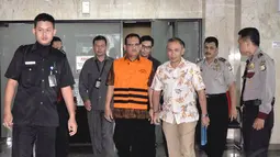 Didik Purnomo tampak tenang saat digiring dari Gedung KPK menuju mobil tahanan, Jakarta, Senin (11/11/2014). (Liputan6.com/Miftahul Hayat)