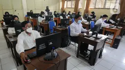 Peserta mengikuti ujian seleksi kompetensi Pegawai Pemerintah dengan Perjanjian Kerja (P3K) Guru di SMKN 2, Depok, Jawa Barat, Selasa (14/9/2021). Kemendikbud mulai Senin (13/9) secara serentak di Indonesia dilaksanakan ujian Seleksi Kompetensi P3K di 1000 lokasi. (merdeka.com/Arie Basuki)