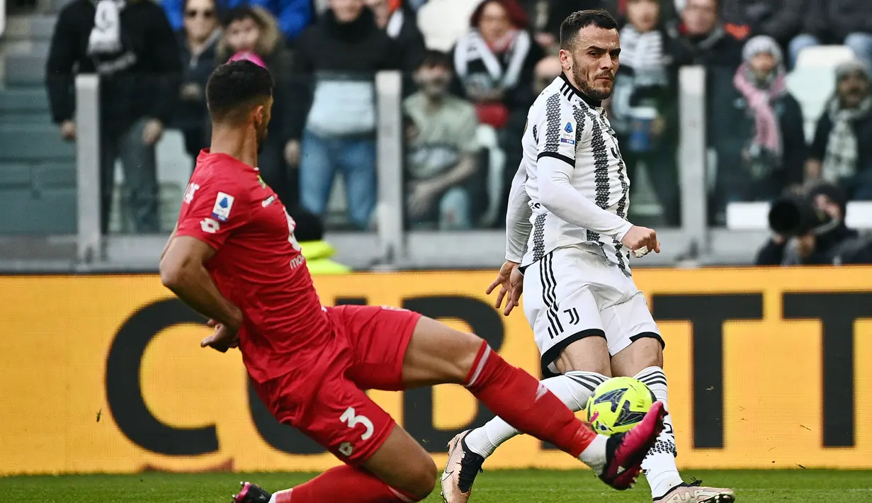 Pemain Juventus Filip Kostic (kanan) menendang bola sementara pemain Monza Pablo Mari mencoba menghalau pada pertandingan sepak bola Liga Italia di Allianz Stadium, Turin, Italia, 29 Januari 2023. Juventus makin terpuruk usai kalah 0-2 dari Monza. (Marco Alpozzi/LaPresse via AP)