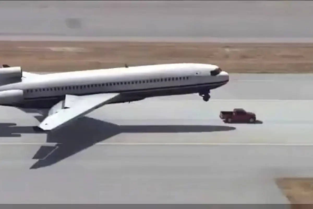 Kecelakaan Ajaib! Pesawat Ini 'Landing' di Atas Mobil
