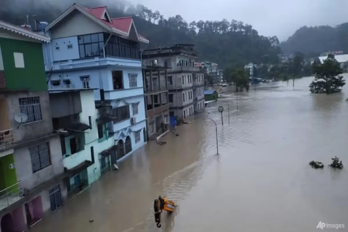 Air banjir menggenangi bangunan di sepanjang Sungai Teesta di Sikkim, India pada 4 Oktober 2023. (Tentara India via AP)