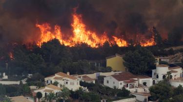 Api melahap hutan di Benitatxell dekat Alicante, Spanyol, Senin (5/9). Sedikitnya 20 rumah hangus dilalap si jago merah dari kebakaran hutan tersebut. (REUTERS / Heino Kalis)