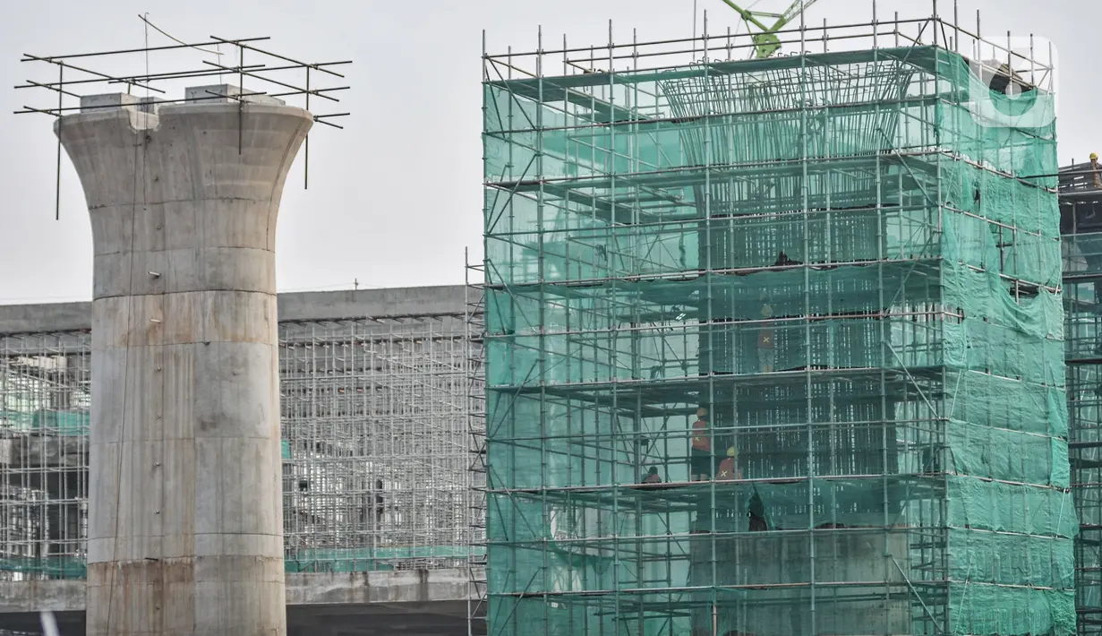 Aktivitas pekerja menyelesaikan proyek pembangunan Kereta Cepat Jakarta-Bandung (KCJB) di kawasan Halim, Makasar, Jakarta, Rabu (2/6/2021). Progres pembangunan konstruksi KCJB telah mencapai 73 persen dan ditargetkan masuk tahap uji coba operasional pada akhir 2022. (merdeka.com/Iqbal S Nugroho)