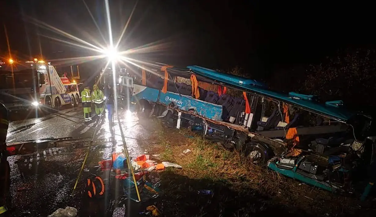 Sebuah bus ditarik keluar setelah terlibat kecelakaan dengan truk di Nitranske Hrnciarovce, Slovakia, Rabu (13/11/2019). Para pejabat mengatakan kecelakaan tersebut menewaskan 12 orang dan melukai 20 lainnya. (HaZZ-Presidium of Fire and Rescue Corps via AP)