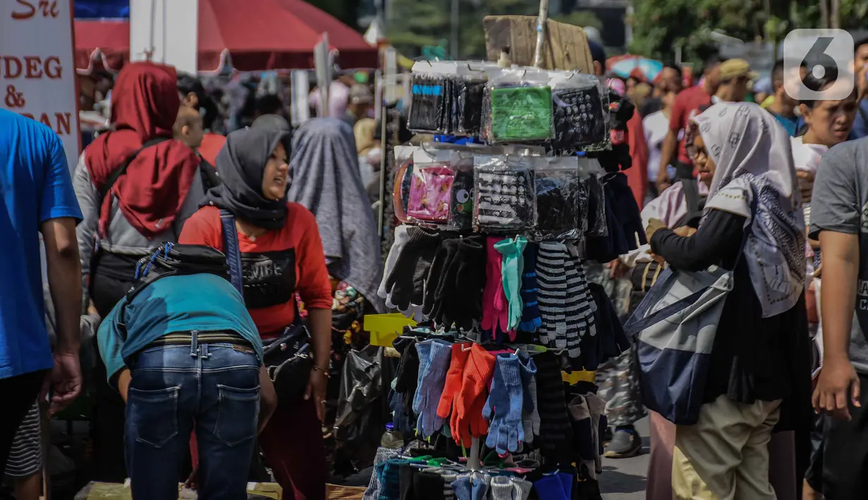 Pedagang kaki lima (PKL) berjualan di kawasan Jalan Sumenep, Jakarta, Minggu (17/11/2019). Jalan Sumenep dan Jalan Pamekasan merupakan titik yang sudah ditentukan untuk berjualan saat car free day (CFD). (Liputan6.com/Faizal Fanani)