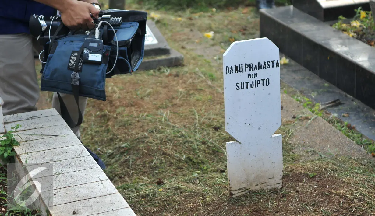Makam fiktif yang berada di Tempat Pemakaman Umum (TPU) Menteng Pulo, Jakarta Selatan, Kamis (28/7). 4 makam di bongkar dari total terindikasi 14 makam fiktif yang ditemukan di TPU tersebut. (Liputan6.com/Gempur M Surya)