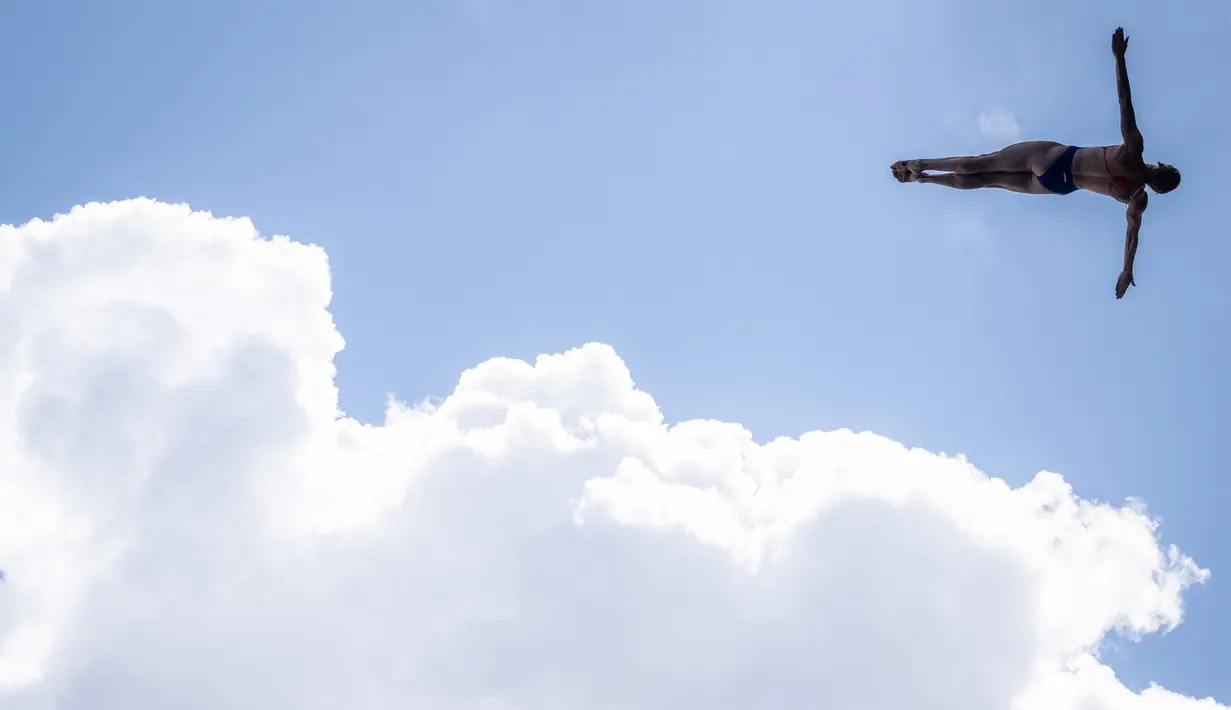 Atlet High Diving asal Belanda, Ginni van Katwijk, melakukan lompatan dari ketinggian 20 meter dalam kegiatan World Aquatics Championships di Fukuoka, Jepang, Selasa (25/7/2023). (AFP/Yuichi Yamazaki)