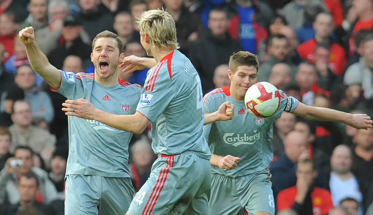 Para pemain Liverpool merayakan gol yang dicetak oleh Fabio Aurelio ke gawang Manchester United. Pada babak kedua Liverpool menambah dua gol lagi yang dicetak oleh Fabio Aurelio dan Andrea Dossena. (AFP/Andrew Yates)