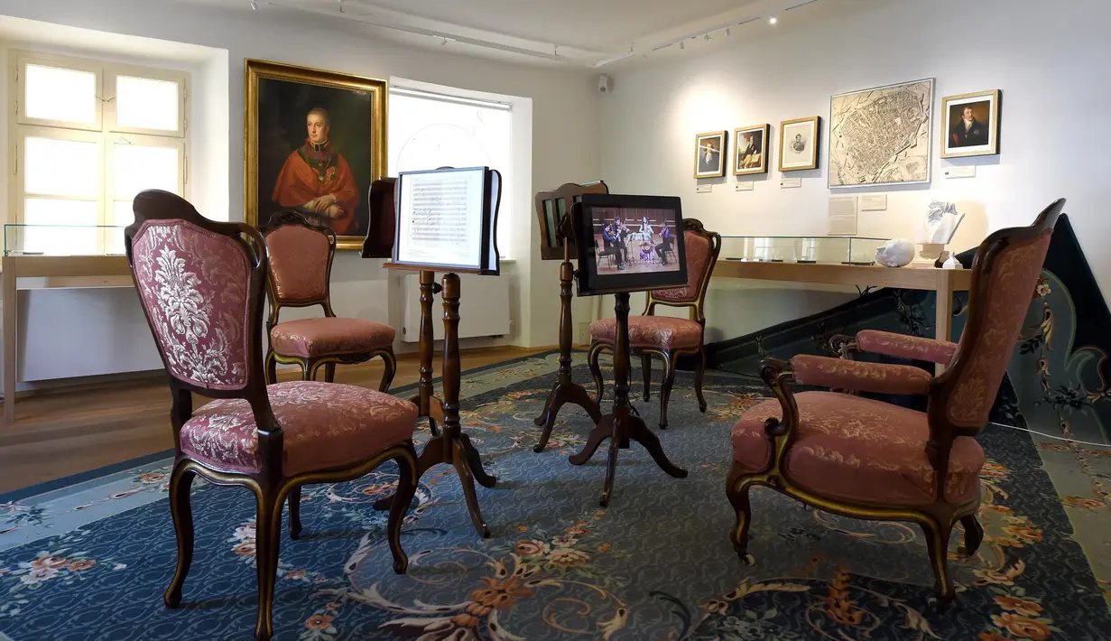 Pemandangan interior Museum Beethoven di Wina, Austria (2/7/2020). Museum tersebut, yang dulunya merupakan salah satu bekas kediaman Beethoven di Wina tempat dia menciptakan beberapa karya musik klasik, menampilkan karya dan kehidupan sang maestro. (Xinhua/Guo Chen)