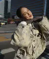 Dalam beberapa potret, Yasmin tampil memukau dengan permainan layering yang apik, memadukan jaket bermotif yang menjadi statement piece dalam setiap look-nya. [@yasminnapper].