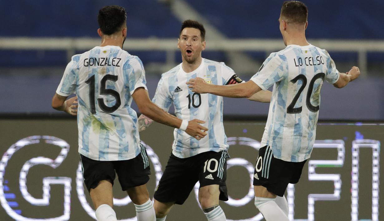 Pada menit ke-33, perjuangan Argentina akhirnya membuahkan hasil. Messi sukses memecah kebuntuan lewat tendangan bebasnya yang menghujam ke sudut kiri atas gawang Chile. Argentina unggul 1-0 atas Chile. Keunggulan ini berakhir hingga peluit akhir babak pertama dibunyikan. (Foto: AP/Silvia Izquierdo)