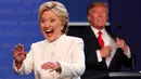 Capres AS dari Partai Demokrat, Hillary Clinton melambaikan tangannya ke arah penonton dalam perhelatan debat ketiga dan terakhir capres AS di University of Nevada, Las Vegas, Rabu (19/10). (REUTERS/Mike Blake)