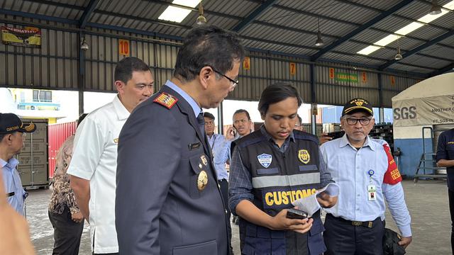 Menkeu Purbaya Yudhi Sadewa inspeksi mendadak (sidak) ke Posko Bea Cukai di kawasan Pelabuhan Tanjung Priok, Jakarta Utara, pada Senin (13/10/2025). (Foto: Liputan6.com/Tira Santia)