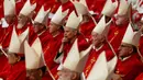 Proses konklaf, yang sangat kental dengan tradisi sejak ratusan tahun lalu, dilaksanakan untuk menentukan pemimpin Gereja Katolik yang akan menjadi penerus Paus Fransiskus. Tampak dalam foto, Kardinal Italia, Matteo Maria Zuppi (tengah) menghadiri misa di Basilika Santo Petrus di Vatikan, pada 28 April 2025. (Dimitar DILKOFF/AFP)