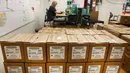 Sejumlah kardus berisi peluru yang telah jadi di Pabrik peluru Barnes Bullets, Utah, Amerika Serikat, Rabu (6/1). Peluru yang dibuat disini tipe 300 AAC Blackout. (REUTERS/George Frey)