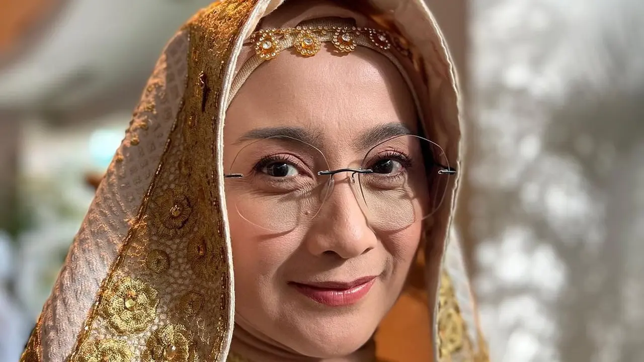 Desy Ratnasari kenakan baju Minang (Instagram/desyratnasariterdepan)