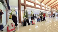 Jemaah calon haji kloter pertama dari embarkasi Pondok Gede dan Bekasi, dipastikan sudah diberangkatkan ke Tanah Suci, pada Jumat (2/5/2025) dini hari. (Pramita Tristiawati).