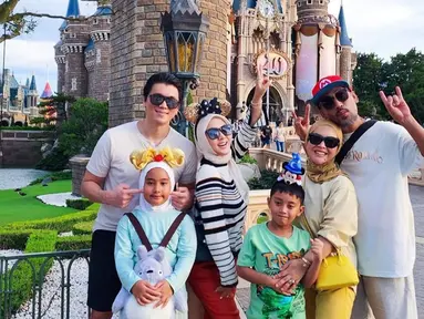 Tampil dengan busan kasual, penampilan Syahrini tetap terlihat menawan saat jalani liburannya di Disneyland Tokyo, Jepang. Seru menikmati momen kebersamaannya dengan keluarga, ia tampil menggemaskan saat memakai bando telinga. (Liputan6.com/IG/@princessyahrini)