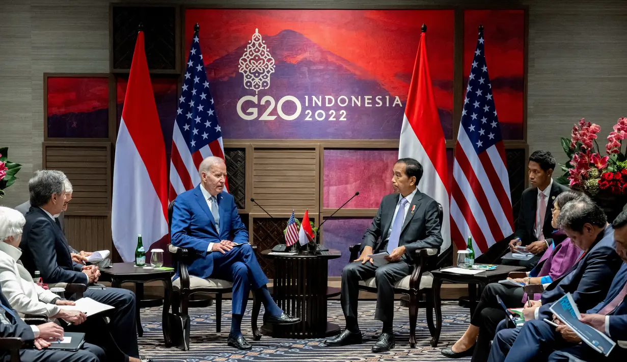 Presiden Joko Widodo berbincang dengan Presiden Amerika Serikat (AS) Joe Biden saat melakukan pertemuan bilateral di Nusa Dua, Bali (14/11/2022). Pertemuan itu diikuti oleh sejumlah pejabat yang mendampingi. (AFP/Saul Loeb)