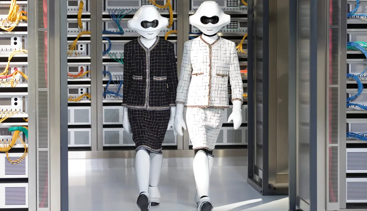 Dua robot super fashionable membawakan rancangan desainer Jerman, Karl Lagerfeld untuk koleksi musim semi 2017 di Paris Fashion Week, Prancis, Selasa (4/10). Kedua robot memakai setelan klasik Chanel dengan warna hitam dan putih. (REUTERS/Charles Platiau)