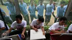 Sejumlah warga binaan mengikuti melukis bersama di Lapas Wirogunan,Yogyakarta, Senin (9/11/2015). Aksi yang dilakukan oleh komunitas seniman Yogyakarta sebagai bentuk kepedulian terhadap kehidupan warga binaan. (Foto:Boy Harjanto)