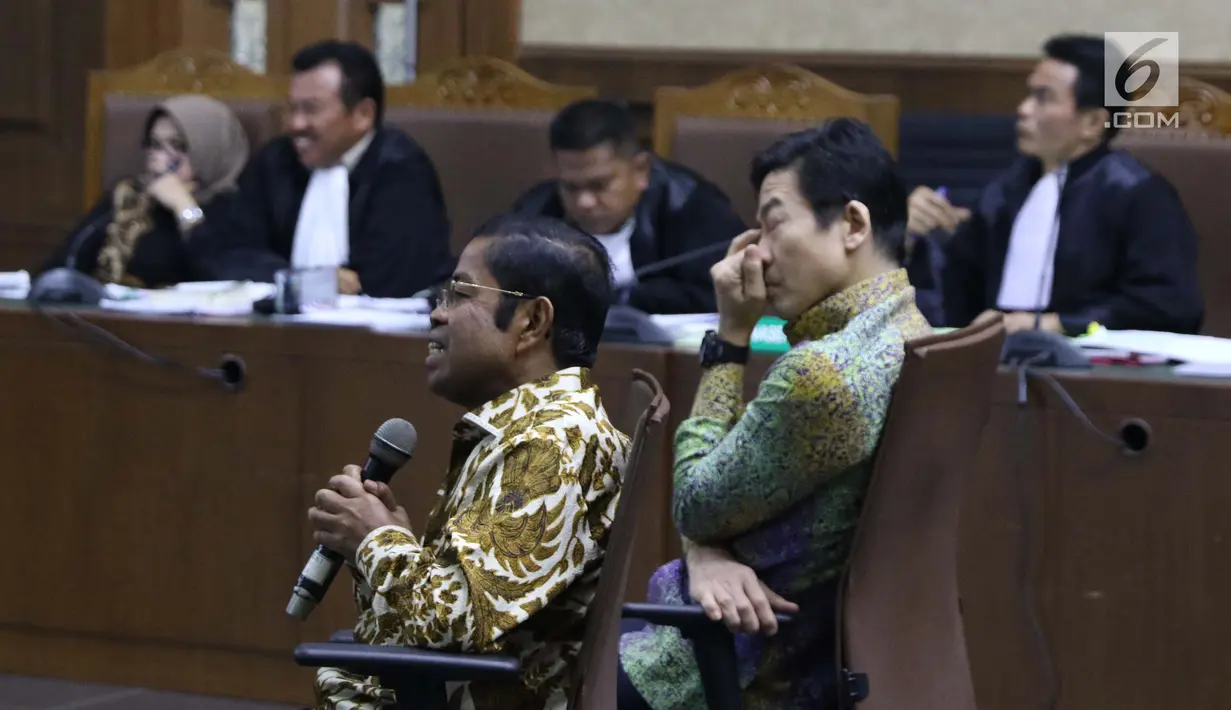 Mantan Menteri Sosial, Idrus Marham (kiri) menjawab pertanyaan saat menjadi saksi sidang dugaan suap kesepakatan pembangunan PLTU Riau-1 dengan terdakwa Eni Maulani Saragih di Pengadilan Tipikor, Jakarta, Rabu (2/1). (Liputan6.com/Helmi Fithriansyah)