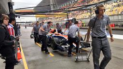 Rio Haryanto meraih catatan waktu 2 menit 02,732 detik dalam latihan bebas ketiga F1 GP China di Sirkuit Internasional Shanghai, China, Sabtu (16/4/2016). (Bola.com/Twitter/Manorracing)