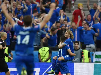 Islandia berhasil mengamankan tiket 16 besar Piala Eropa 2016, usai membungkam Austria dengan skor 2-1 pada laga terakhir Grup F di Stade de France, Paris, Rabu (23/6/2016). (AFP/Franck Fife)