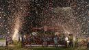 Juara Rusun Cup 2015 Tim Rusun Daan Mogot merayakan gelar juara yang diraihnya usai penyerahan piala di Stadion Sumantri Brojonegoro, Jakarta, Minggu (8/11/2015). (Bola.com/Nicklas Hanoatubun)