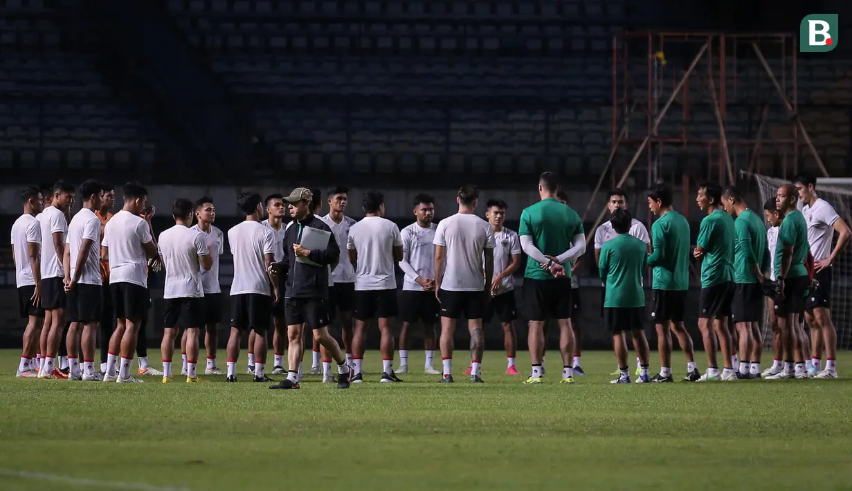 Dalam latihan yang hanya boleh diliput awak media dalam 15 menit awal tersebut penjagaan ketat dilakukan oeh beberapa petugas keamanan Swasta yang dikerahkan sepanjang sesi latihan. (Bola.com/Bagaskara Lazuardi)