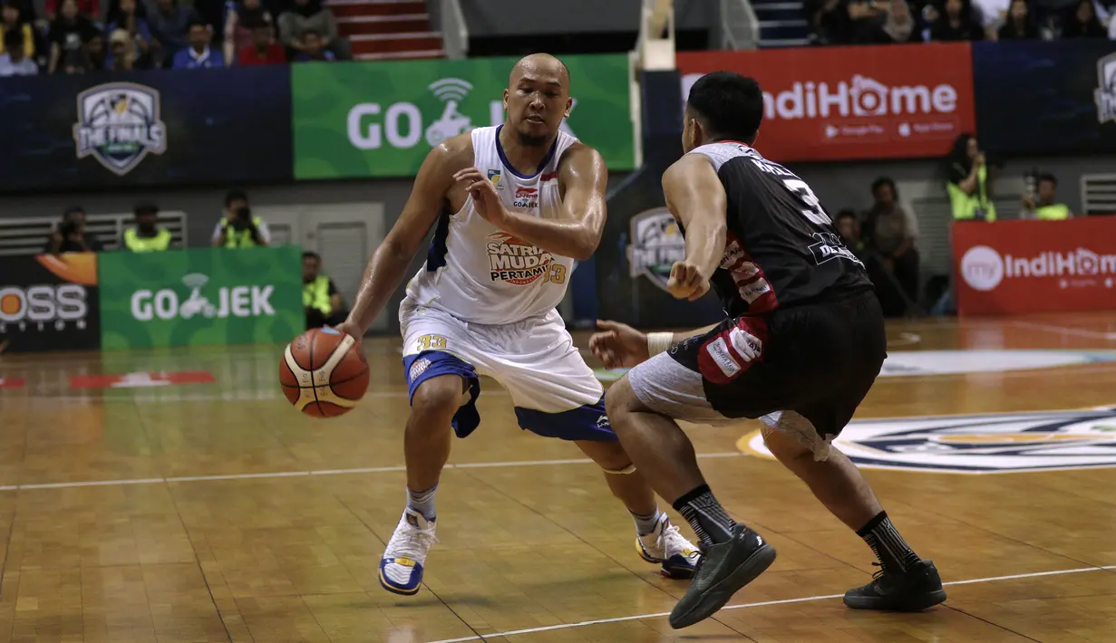 Pebasket Satria Muda, Arki Dikania, membawa bola saat melawan Stapac pada laga final IBL 2019 di Britama Arena, Jakarta, Kamis (21/3). SM kalah 68-79 dari Stapac. (Bola.com/Yoppy Renato)