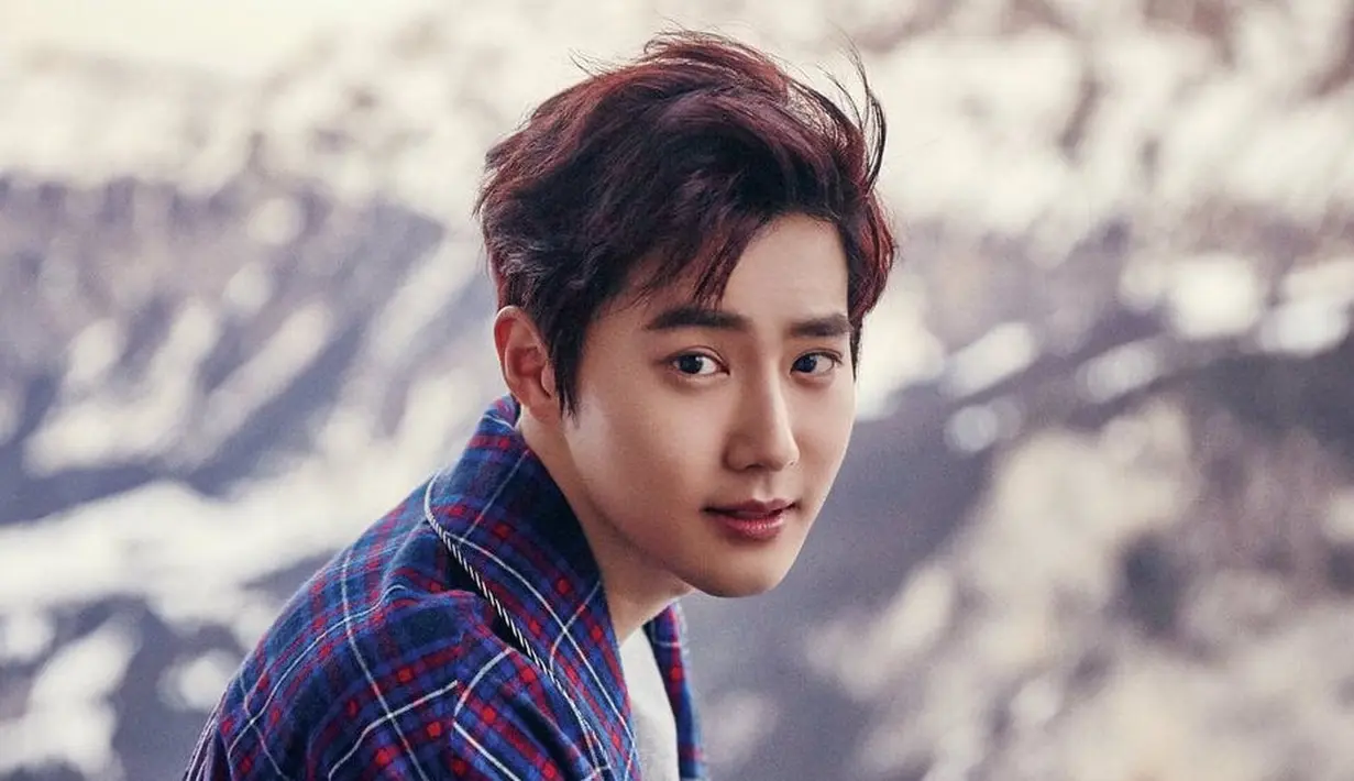 Suho EXO adalah salah satu idol Korea Selatan yang multi talenta. Tak hanya mahir dalam dunia tarik suara, cowok ganteng ini juga berbakat dalam hal akting. (Foto: Soompi.com)