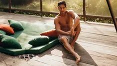 Richard Kyle juga memperlihatkan wajah tampan dan pesona eksotisnya dengan momen golden hour ini. (FOTO: instagram.com/claus_schmidtt/)